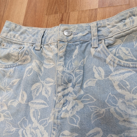High Waist Bleach Floral Jean Shorts - Picture 3 of 5